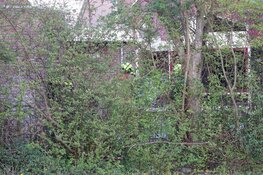 Brandweer blust brandje achter basisschool in Enkhuizen