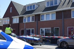 Politie valt woning Enkhuizen binnen