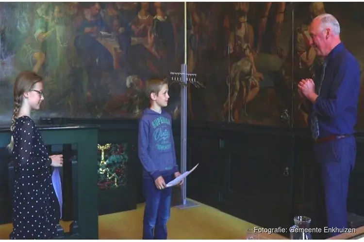 Basisschoolkinderen interviewen burgemeester over corona