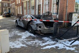 Jaguar zwaar beschadigd, brandstichting niet uitgesloten