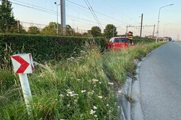 Auto vliegt uit de bocht langs spoor in Enkhuizen