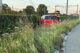 Auto vliegt uit de bocht langs spoor in Enkhuizen