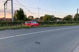 Auto vliegt uit de bocht langs spoor in Enkhuizen