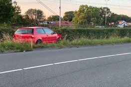Auto vliegt uit de bocht langs spoor in Enkhuizen