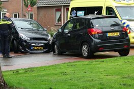 Twee auto&#39;s beschadigd na botsing in Enkhuizen
