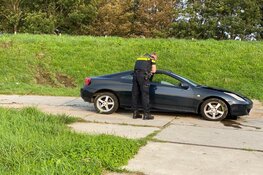 Auto raakt van dijk in Enkhuizen