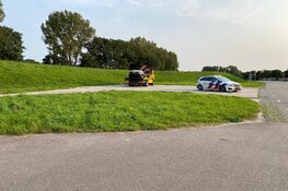 Auto raakt van dijk in Enkhuizen