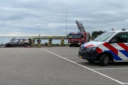 Auto in brand langs dijk Enkhuizen-Lelystad
