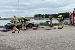 Auto in brand langs dijk Enkhuizen-Lelystad