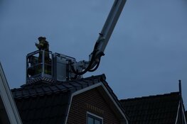 Schoorsteenbrand in Bovenkarspel, brandweer ventileert woning