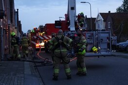 Schoorsteenbrand in Bovenkarspel, brandweer ventileert woning