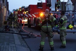 Schoorsteenbrand in Bovenkarspel, brandweer ventileert woning