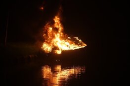 Bootje door brand verwoest in Enkhuizen