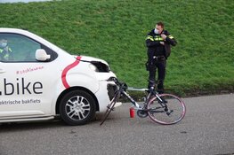 Wielrenner gewond na botsing in Enkhuizen