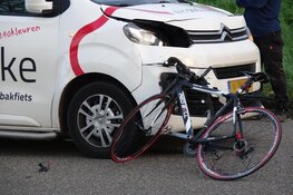 Wielrenner gewond na botsing in Enkhuizen
