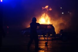 Auto's beschadigd na brand in Enkhuizen