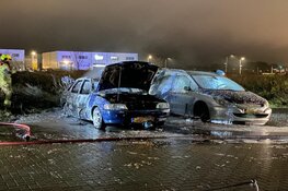 Auto's beschadigd na brand in Enkhuizen