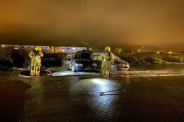 Auto's beschadigd na brand in Enkhuizen