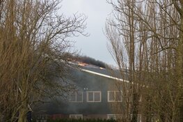 Uitslaande brand in Venhuizen, rook in wijde omgeving te zien