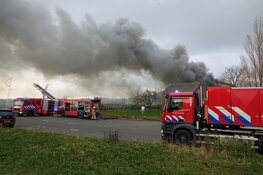 Uitslaande brand in Venhuizen, rook in wijde omgeving te zien