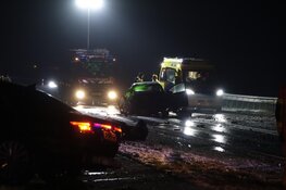 Persoon overleden na frontale botsing op Markermeerdijk