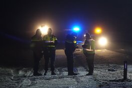 Persoon overleden na frontale botsing op Markermeerdijk