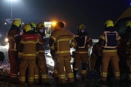 Persoon overleden na frontale botsing op Markermeerdijk