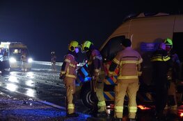 Persoon overleden na frontale botsing op Markermeerdijk