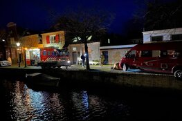 Busje blijft op de rand van de kade hangen in Enkhuizen