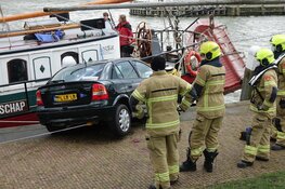 Automobilist tussen wal en het schip