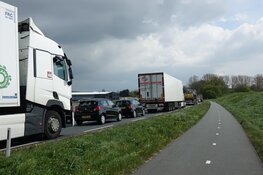 Drie auto&#39;s zwaar beschadigd bij ongeval Enkhuizen