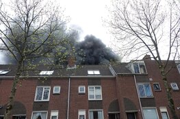 Flinke brand in achtertuin van woning in Enkhuizen
