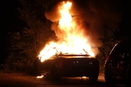 Auto door brand verwoest in Enkhuizen