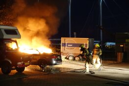 Auto door brand verwoest in Enkhuizen