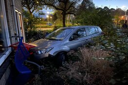 Auto in voortuin van woning Grootebroek