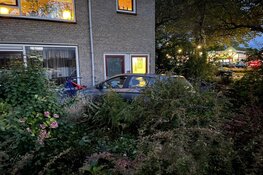 Auto in voortuin van woning Grootebroek