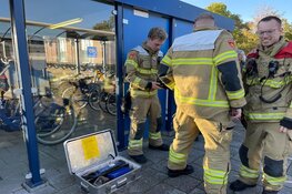 Vrouw zit anderhalf uur vast in fietsenstalling station Enkhuizen