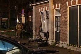 Ravage bij woning in Bovenkarspel; brokkenpiloot knalt tegen huis aan