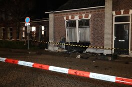 Ravage bij woning in Bovenkarspel; brokkenpiloot knalt tegen huis aan