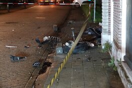 Ravage bij woning in Bovenkarspel; brokkenpiloot knalt tegen huis aan