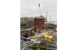 Start inhangen nieuwe deuren Sassluis Enkhuizen