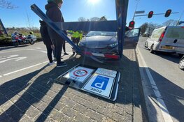 Automobilist rijdt tegen plaatsnaambord