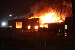 Grote uitslaande brand in bedrijfsverzamelgebouw in Hem