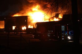 Grote uitslaande brand in bedrijfsverzamelgebouw in Hem