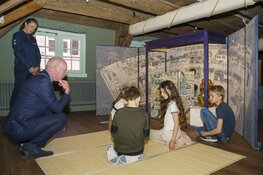 Burgemeester Enkhuizen opent Pakhuis vol verhalen - Aankoopbewijs Cornelis Valentijn op z'n plek op Peperzolder