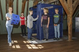 Burgemeester Enkhuizen opent Pakhuis vol verhalen - Aankoopbewijs Cornelis Valentijn op z'n plek op Peperzolder