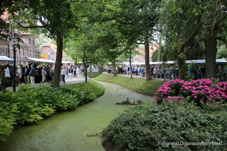 Vlooienmarkt in het Snouck van Loosenpark in Enkhuizen.