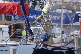 Brand op bootje in jachthaven Enkhuizen