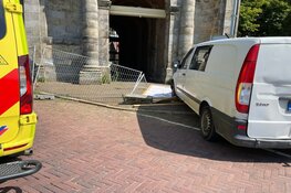 Bestuurder bestelbus onwel en rijdt tegen hekwerk De Koepoort in Enkhuizen