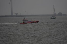 Kano drijft weg, enorme zoekactie op gang